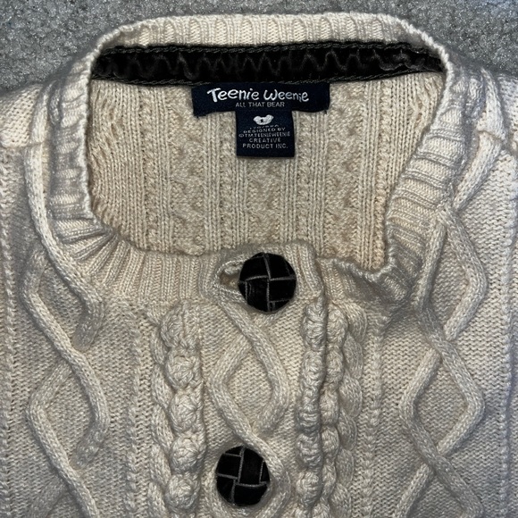 Button Down Cableknit Wool Cardigan with Farm Scene - Picture 3 of 6